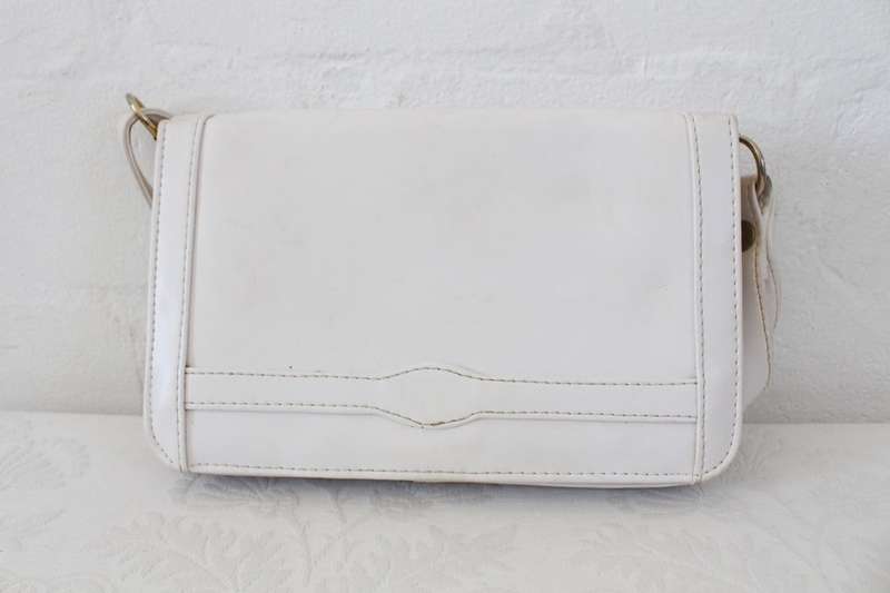 VINTAGE VINYL WHITE MESSENGER SHOULDER SLING HANDBAG BAG