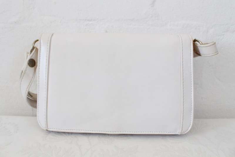 VINTAGE VINYL WHITE MESSENGER SHOULDER SLING HANDBAG BAG