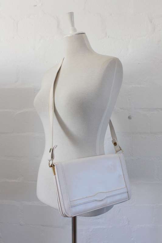 VINTAGE VINYL WHITE MESSENGER SHOULDER SLING HANDBAG BAG