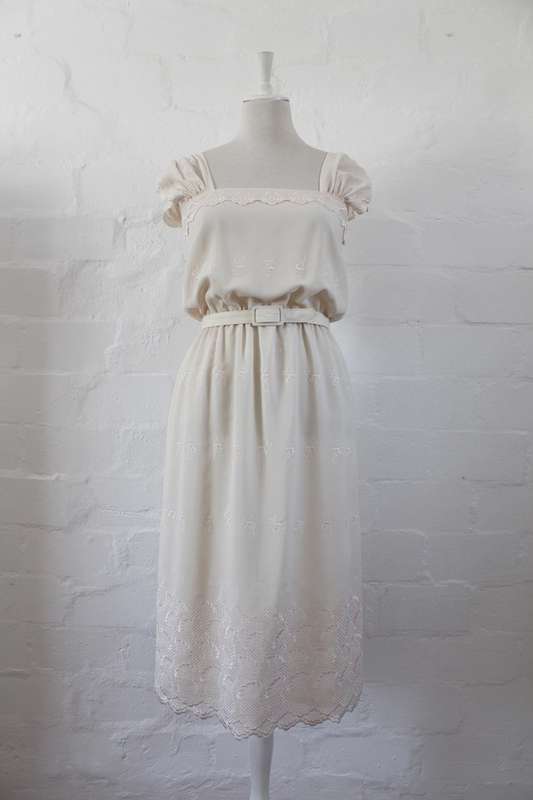 VINTAGE CREAM EMBROIDERED CAPPED SLEEVE BELTED COCKTAIL DRESS - SIZE 10