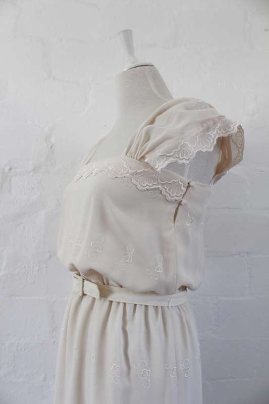 VINTAGE CREAM EMBROIDERED CAPPED SLEEVE BELTED COCKTAIL DRESS - SIZE 10