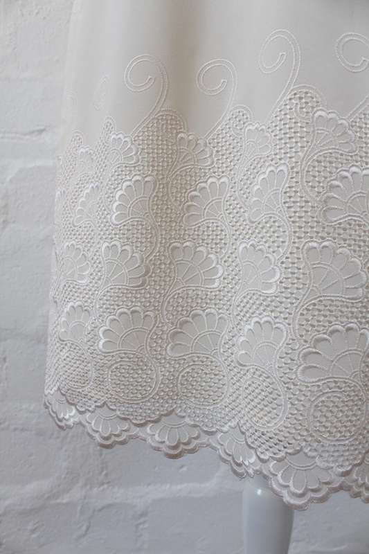VINTAGE CREAM EMBROIDERED CAPPED SLEEVE BELTED COCKTAIL DRESS - SIZE 10