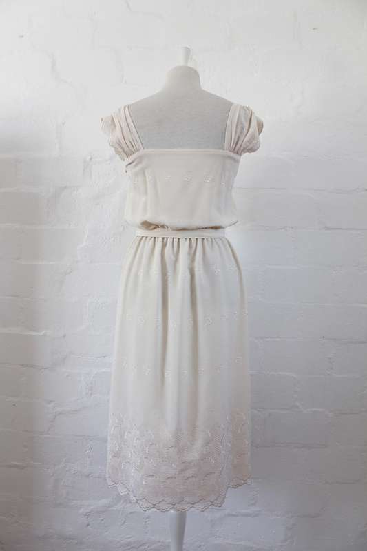 VINTAGE CREAM EMBROIDERED CAPPED SLEEVE BELTED COCKTAIL DRESS - SIZE 10