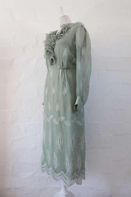 VINTAGE GREEN EMBROIDERED RUFFLE NECK LONG SLEEVE COCKTAIL FORMAL DRESS - SIZE 12