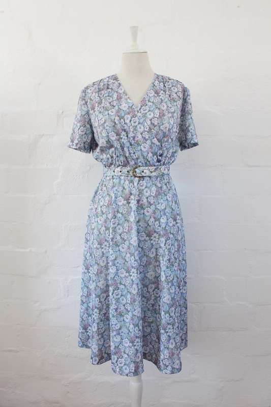 VINTAGE WHITE PURPLE FLORAL PRINT BELTED DRESS - SIZE 12