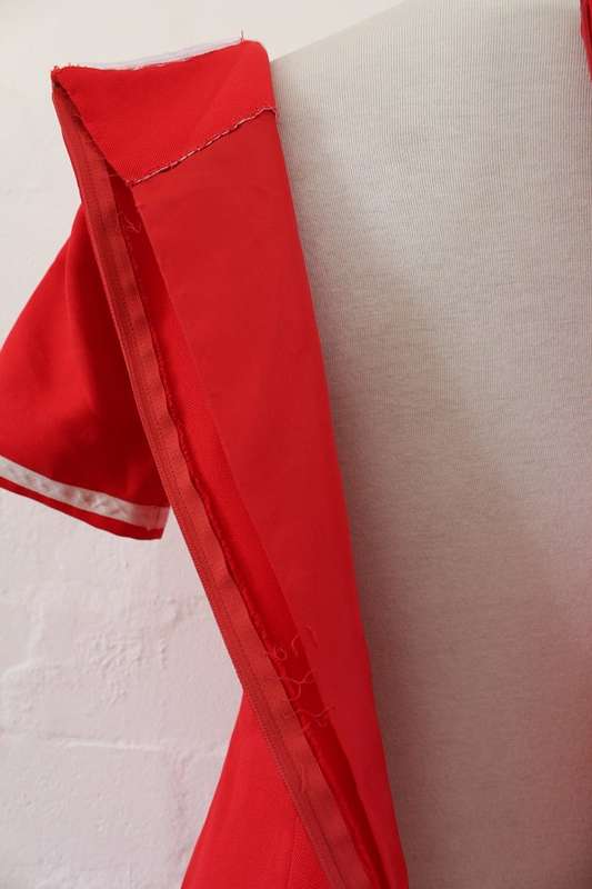 VINTAGE RED SHORT SLEEVE FITTED SHIFT DRESS - SIZE 10