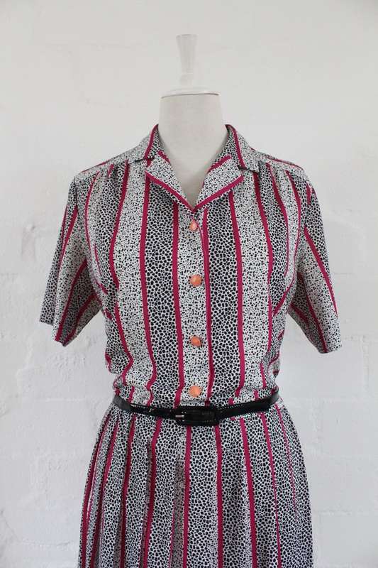 VINTAGE BLACK WHITE PRINTED PLEATED DAY DRESS - SIZE 16