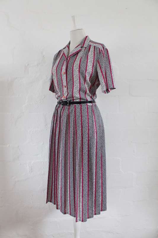 VINTAGE BLACK WHITE PRINTED PLEATED DAY DRESS - SIZE 16