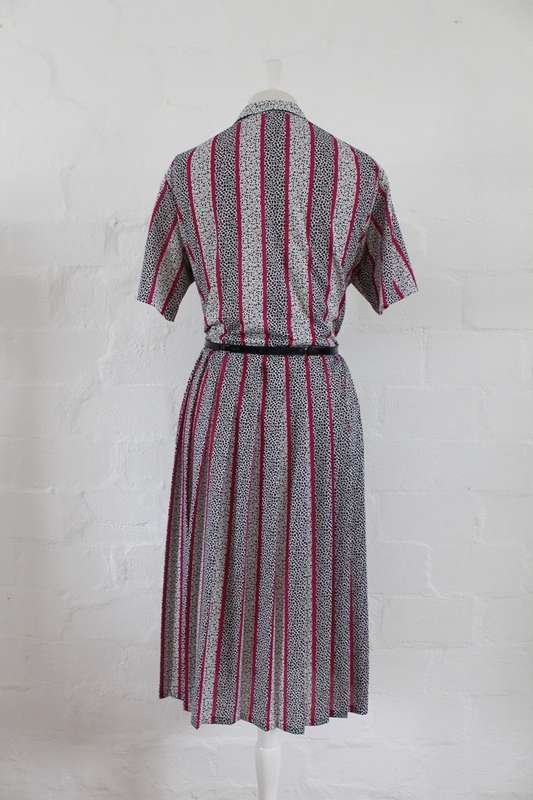 VINTAGE BLACK WHITE PRINTED PLEATED DAY DRESS - SIZE 16