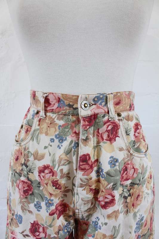 VINTAGE HIGH WAIST FLORAL PRINT DENIM SHORTS - SIZE 10
