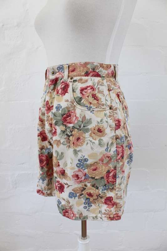 VINTAGE HIGH WAIST FLORAL PRINT DENIM SHORTS - SIZE 10
