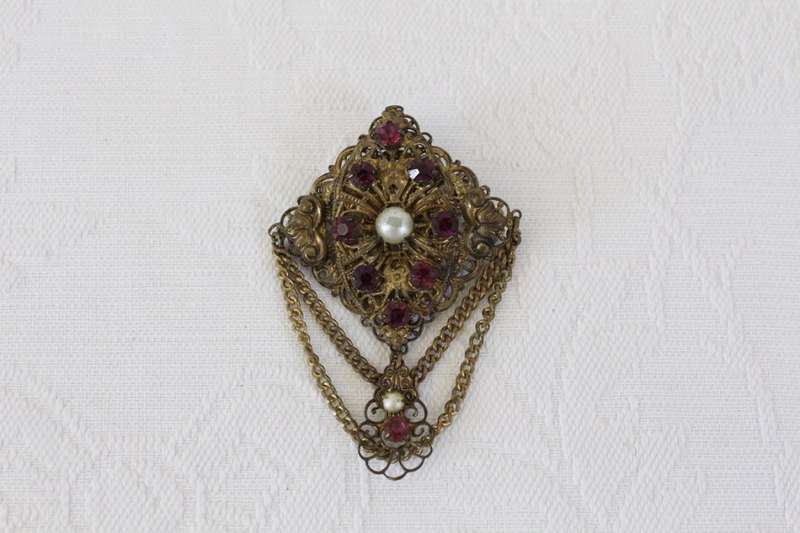 VINTAGE RHINESTONE GOLD PLATED CHAIN PENDANT BROOCH PIN