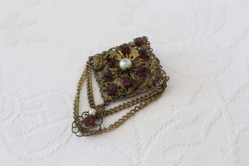 VINTAGE RHINESTONE GOLD PLATED CHAIN PENDANT BROOCH PIN