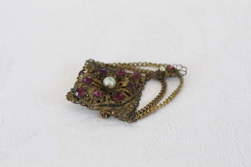 VINTAGE RHINESTONE GOLD PLATED CHAIN PENDANT BROOCH PIN