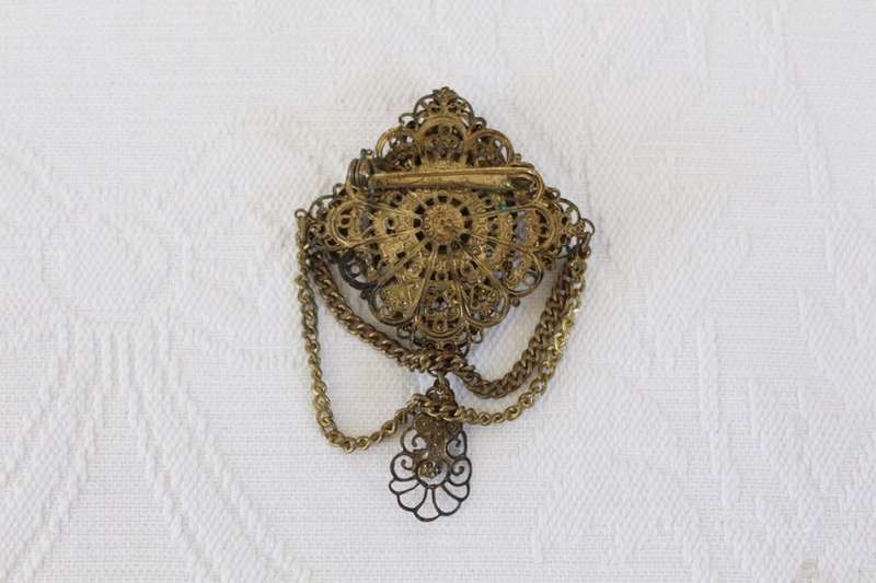 VINTAGE RHINESTONE GOLD PLATED CHAIN PENDANT BROOCH PIN