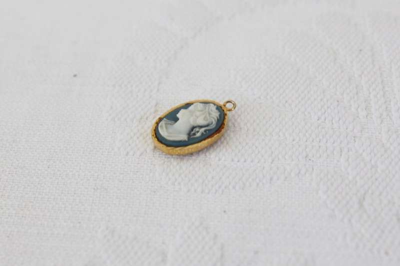 VINTAGE BLUE WHITE FAUX CAMEO SMALL PENDANT CHARM