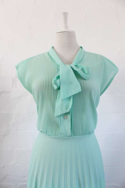 VINTAGE MINT GREEN PUSSYBOW NECK TIE PLEATED DRESS - SIZE 14