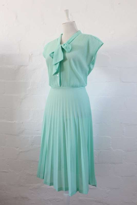 VINTAGE MINT GREEN PUSSYBOW NECK TIE PLEATED DRESS - SIZE 14