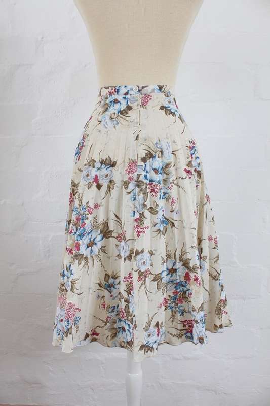 VINTAGE FLORAL PRINT PLEATED A-LINE SKIRT - SIZE 6