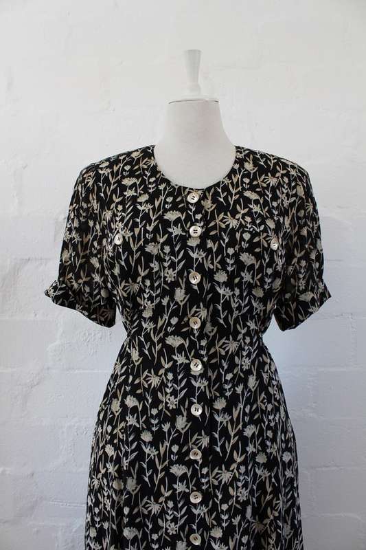 VINTAGE BLACK FLORAL PRINT BUTTON DOWN TIE BACK DAY DRESS - SIZE 10