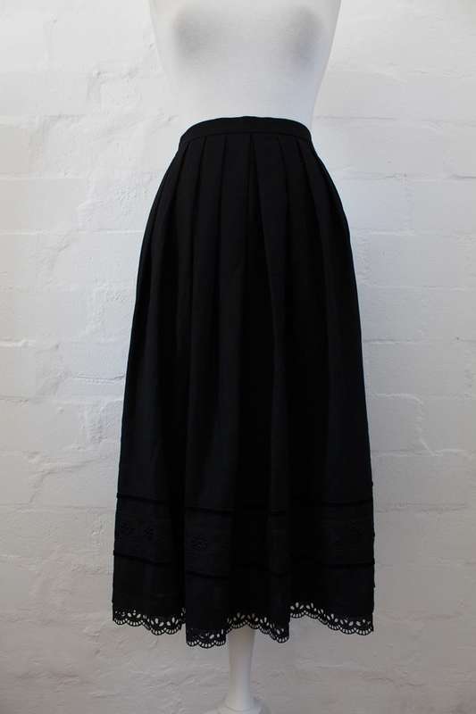 VINTAGE BLACK PLEATED LACE TRIM FULL SKIRT - SIZE 16