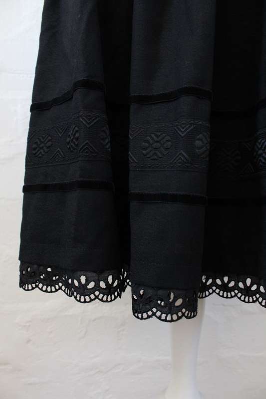 VINTAGE BLACK PLEATED LACE TRIM FULL SKIRT - SIZE 16