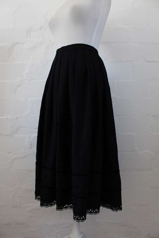 VINTAGE BLACK PLEATED LACE TRIM FULL SKIRT - SIZE 16