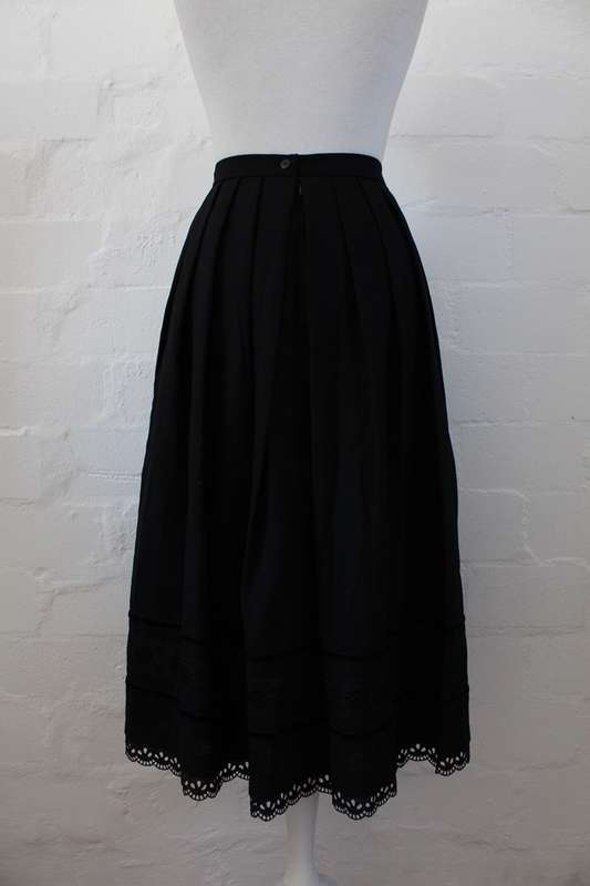 VINTAGE BLACK PLEATED LACE TRIM FULL SKIRT - SIZE 16