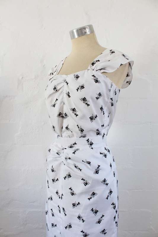VINTAGE WHITE BLACK COACH PRINT TWO PIECE TOP SKIRT SET - SIZE 8