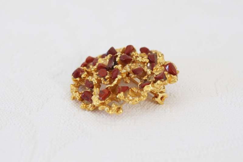 VINTAGE RED JASPER GEM STONE CLUSTER GOLD PLATED BROOCH PIN