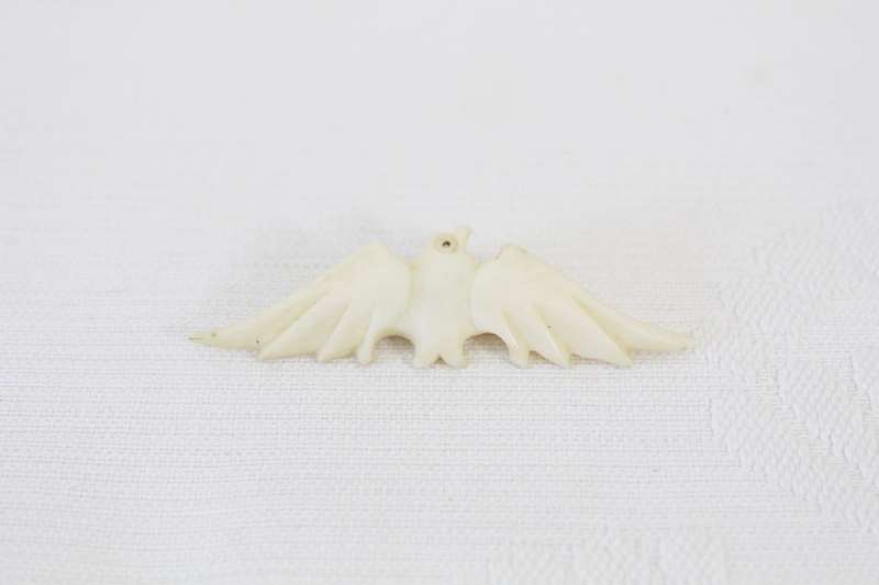 VINTAGE GENUINE BONE EAGLE BIRD CARVED BROOCH PIN