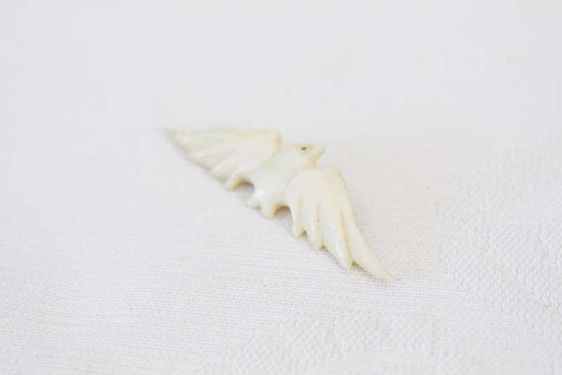VINTAGE GENUINE BONE EAGLE BIRD CARVED BROOCH PIN