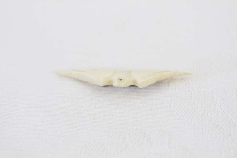 VINTAGE GENUINE BONE EAGLE BIRD CARVED BROOCH PIN