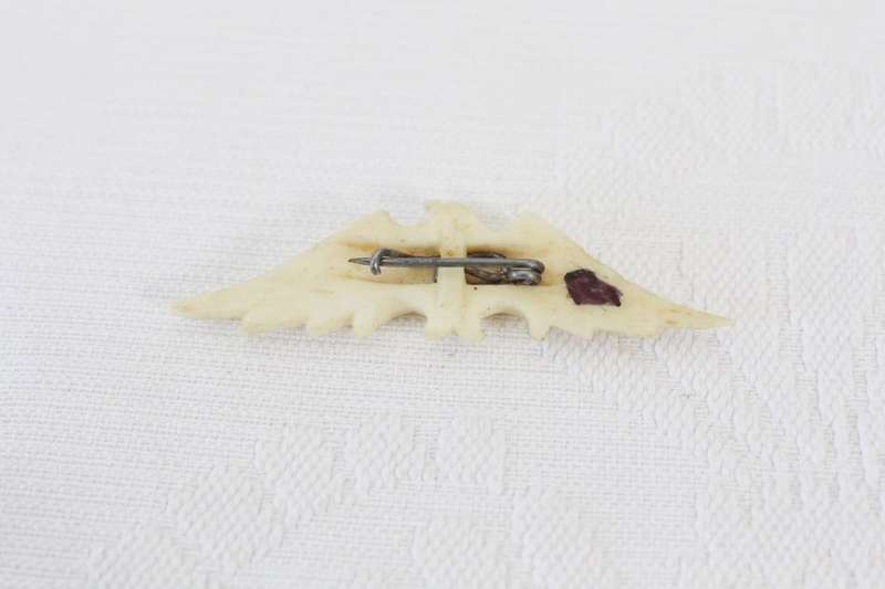 VINTAGE GENUINE BONE EAGLE BIRD CARVED BROOCH PIN