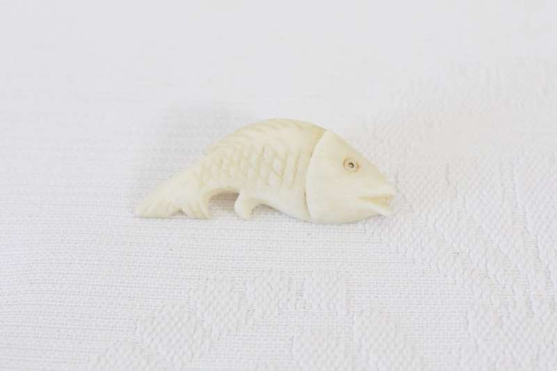 VINTAGE GENUINE BONE FISH CARVED BROOCH PIN