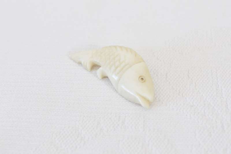 VINTAGE GENUINE BONE FISH CARVED BROOCH PIN