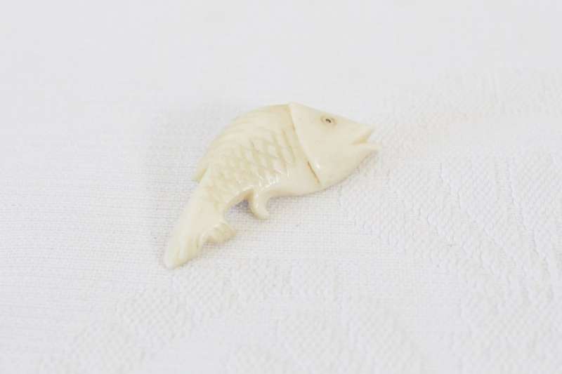 VINTAGE GENUINE BONE FISH CARVED BROOCH PIN