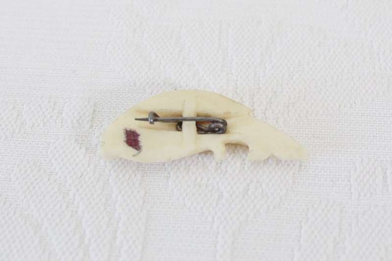 VINTAGE GENUINE BONE FISH CARVED BROOCH PIN