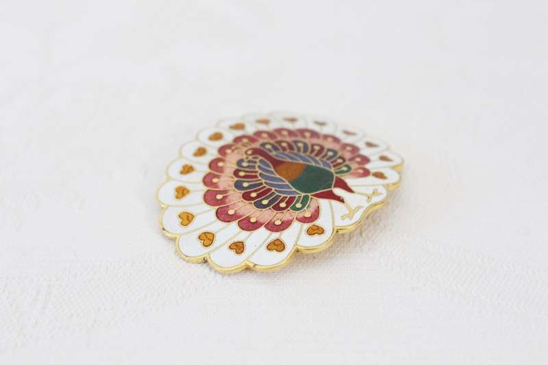 VINTAGE CLOISONNE ENAMEL PEACOCK GOLD PLATED WHITE BELT BUCKLE