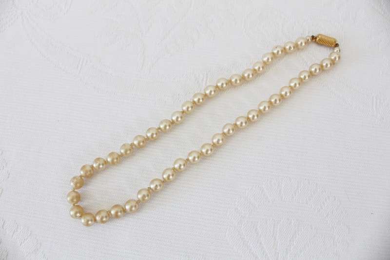 VINTAGE FAUX PEARL BEADED COSTUME NECKLACE