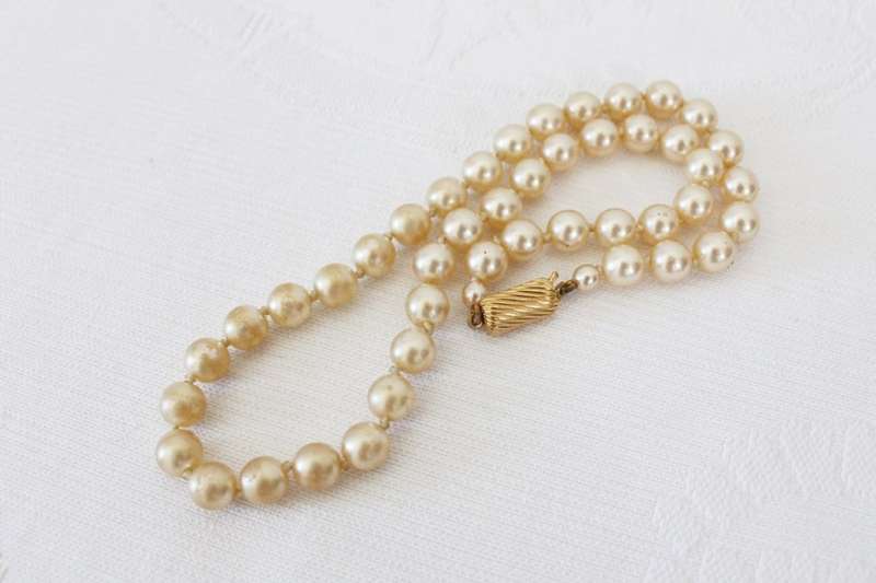 VINTAGE FAUX PEARL BEADED COSTUME NECKLACE