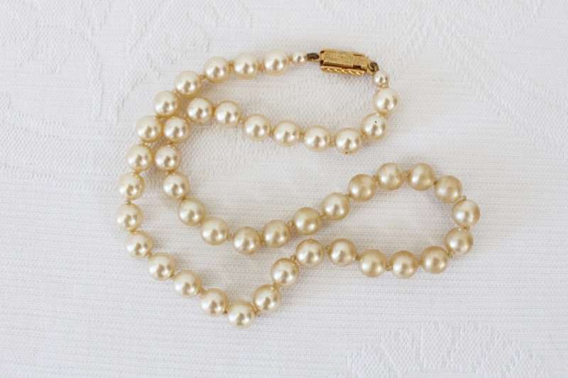 VINTAGE FAUX PEARL BEADED COSTUME NECKLACE