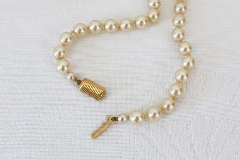 VINTAGE FAUX PEARL BEADED COSTUME NECKLACE