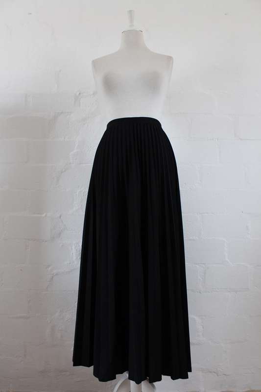 VINTAGE PLEATED BLACK HIGH WAIST A-LINE SKIRT - SIZE 8