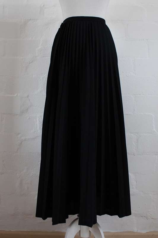 VINTAGE PLEATED BLACK HIGH WAIST A-LINE SKIRT - SIZE 8