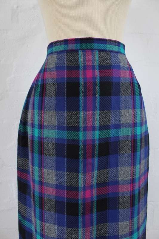 VINTAGE PLAID CHECK PRINT BLUE PURPLE WOOL PENCIL SKIRT - SIZE 8