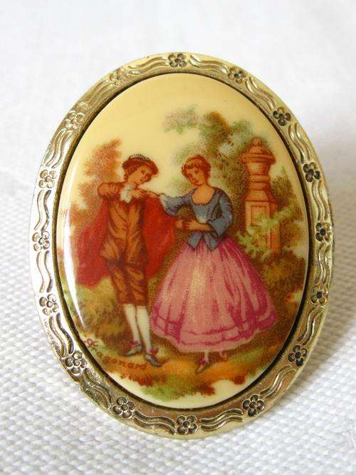 VINTAGE OVAL GOLD PLATED PORTRAIT SCARF RING