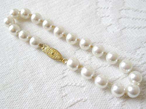 *CLEARANCE SALE* VINTAGE WHITE FAUX PEARL GOLD PLATED CLASP BEADED BRACELET BANGLE