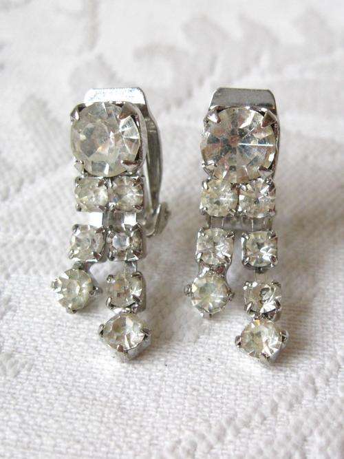 VINTAGE DIAMANTE RHINESTONE SILVER PLATED COSTUME DANGLE CLIP-ON EARRINGS
