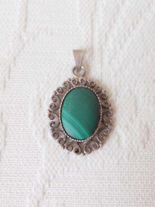 VINTAGE STERLING SILVER 925 MALACHITE GREEN GEM STONE OVAL PENDANT FOR NECKLACE